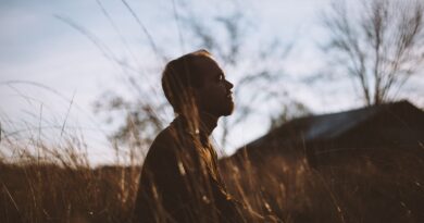 Foto de Spencer Selover: https://www.pexels.com/pt-br/foto/silhueta-de-homem-sentado-no-campo-de-grama-durante-o-dia-775417/