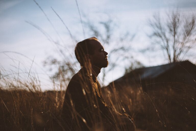 Foto de Spencer Selover: https://www.pexels.com/pt-br/foto/silhueta-de-homem-sentado-no-campo-de-grama-durante-o-dia-775417/